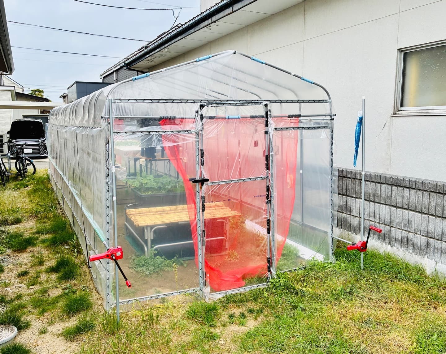 アクアポニックス実用ユニット(7m×20m)の上面図。中央に栽培ベッドが並び、両端に魚槽を配置した高効率循環システム。