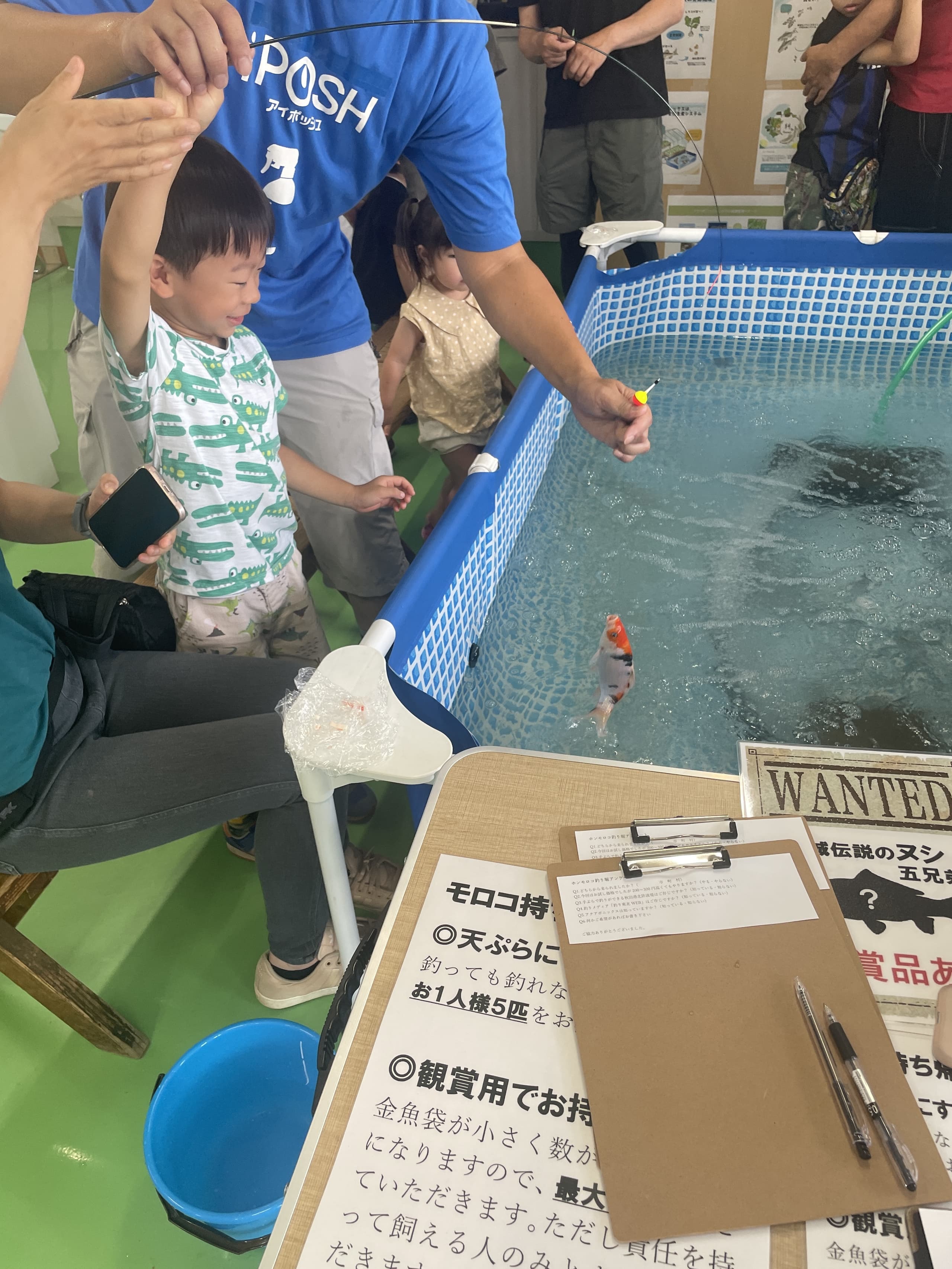 アクアポニックスで養殖した魚を使った釣り堀イベントの様子。子供が魚を釣り上げている。